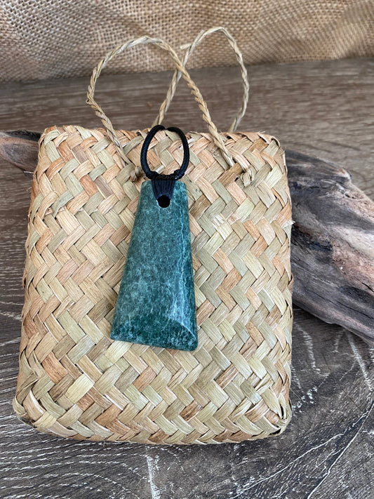 Pounamu Toki - Light Kākāriki